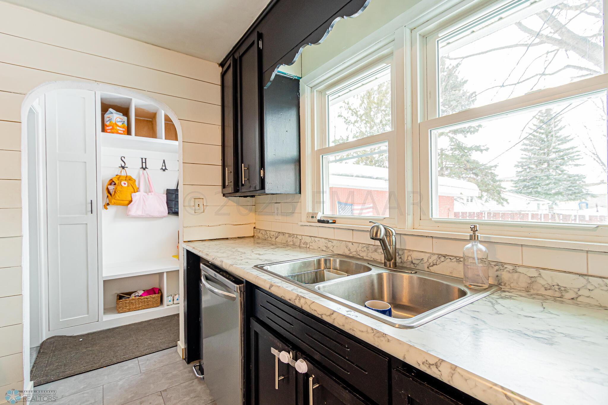 208 15th St S, Moorhead, MN 56560-39