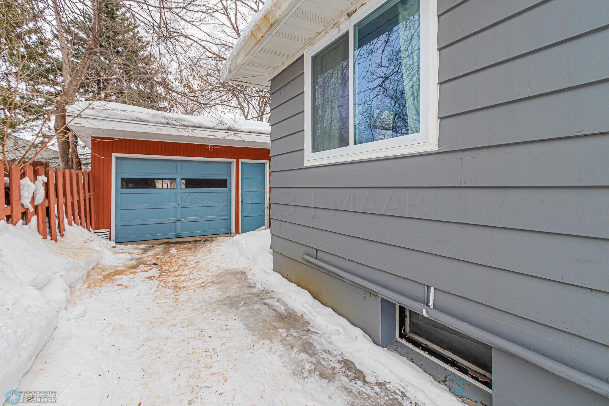 208 15th St S, Moorhead, MN 56560-01