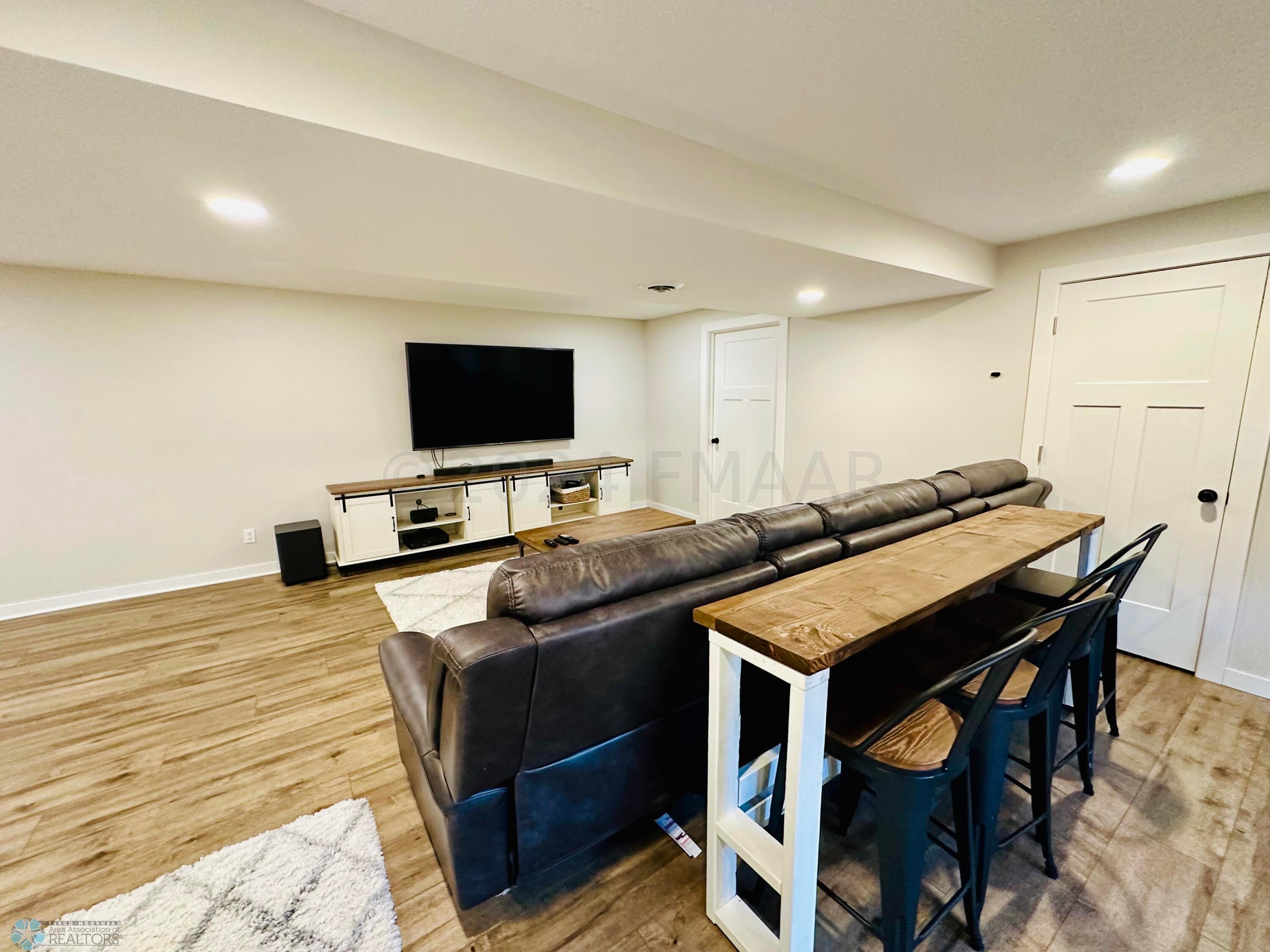21. Family room 2