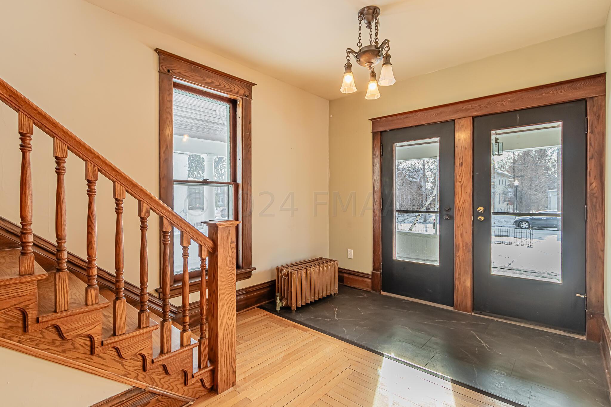 353 Ninth Ave S, Fargo, ND 58103-19
