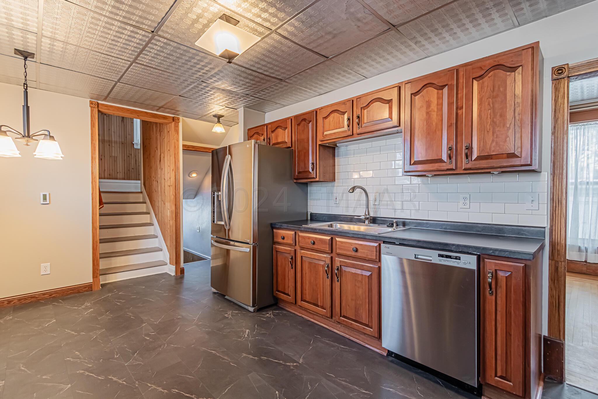 353 Ninth Ave S, Fargo, ND 58103-29