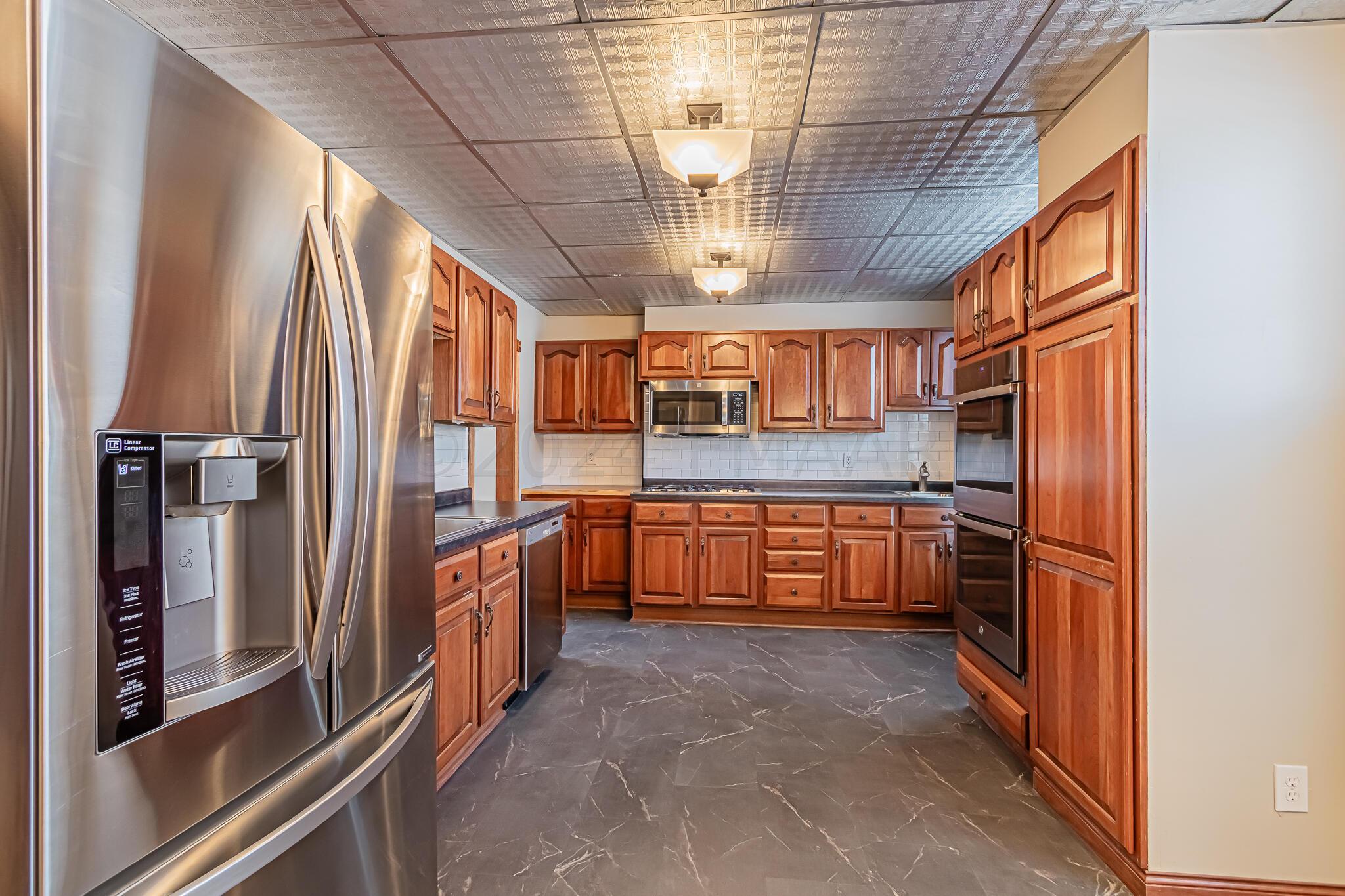 353 Ninth Ave S, Fargo, ND 58103-28