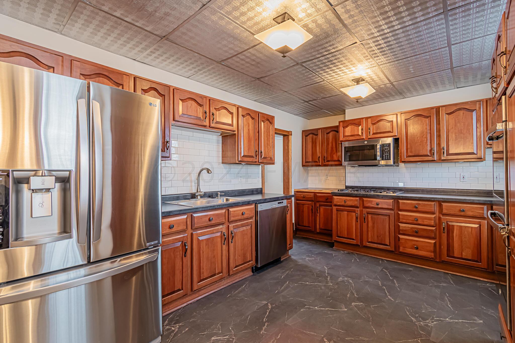 353 Ninth Ave S, Fargo, ND 58103-27