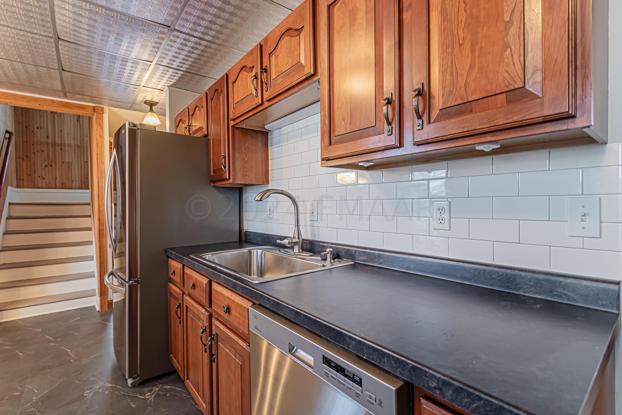 353 Ninth Ave S, Fargo, ND 58103-31
