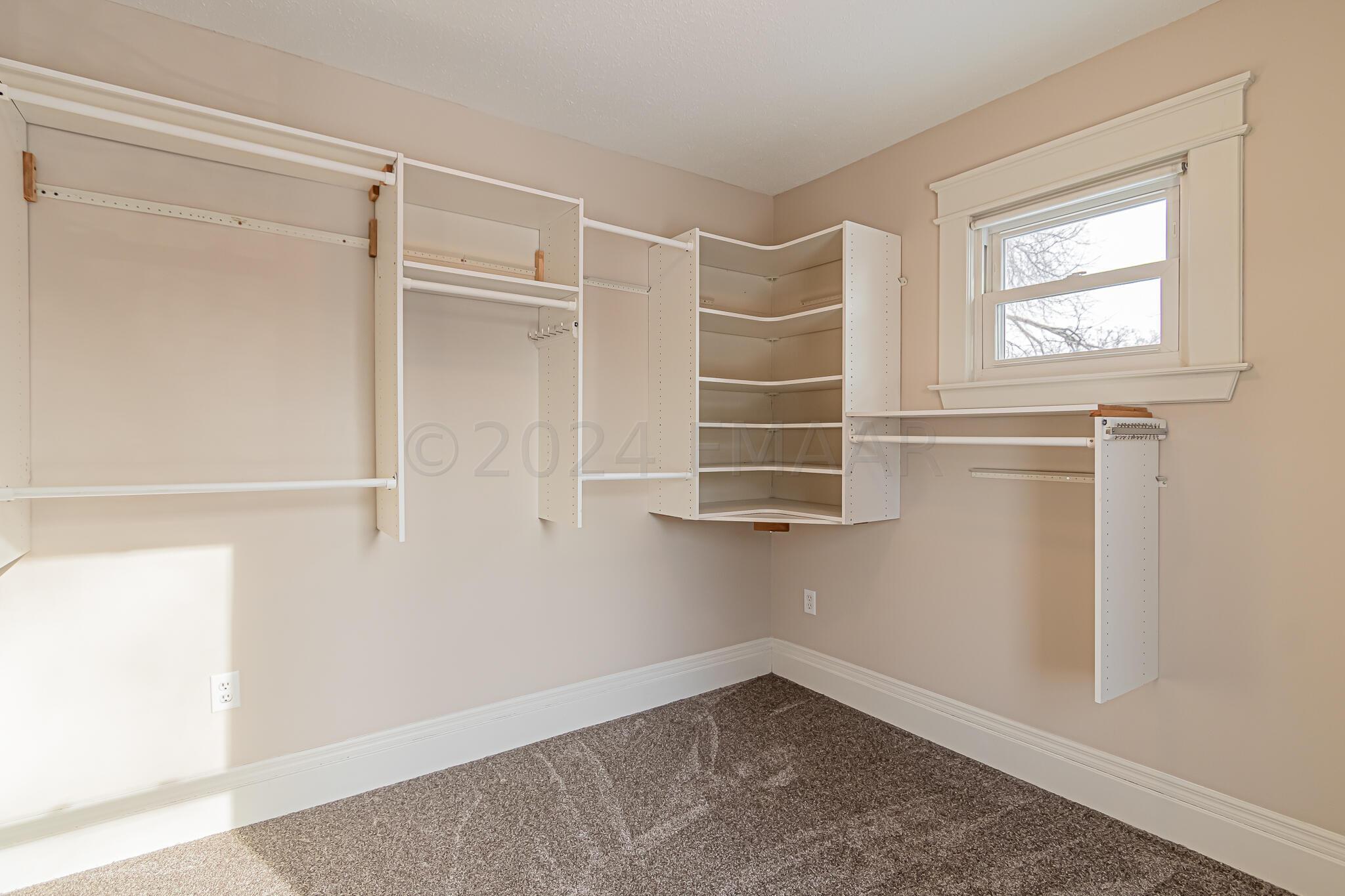 353 Ninth Ave S, Fargo, ND 58103-42