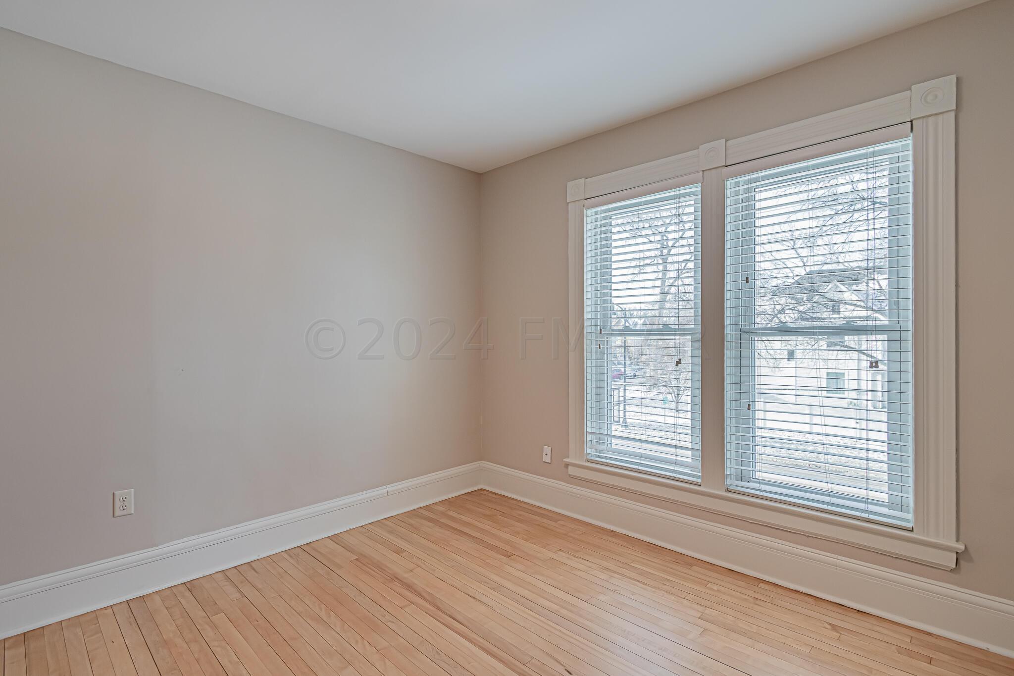 353 Ninth Ave S, Fargo, ND 58103-45