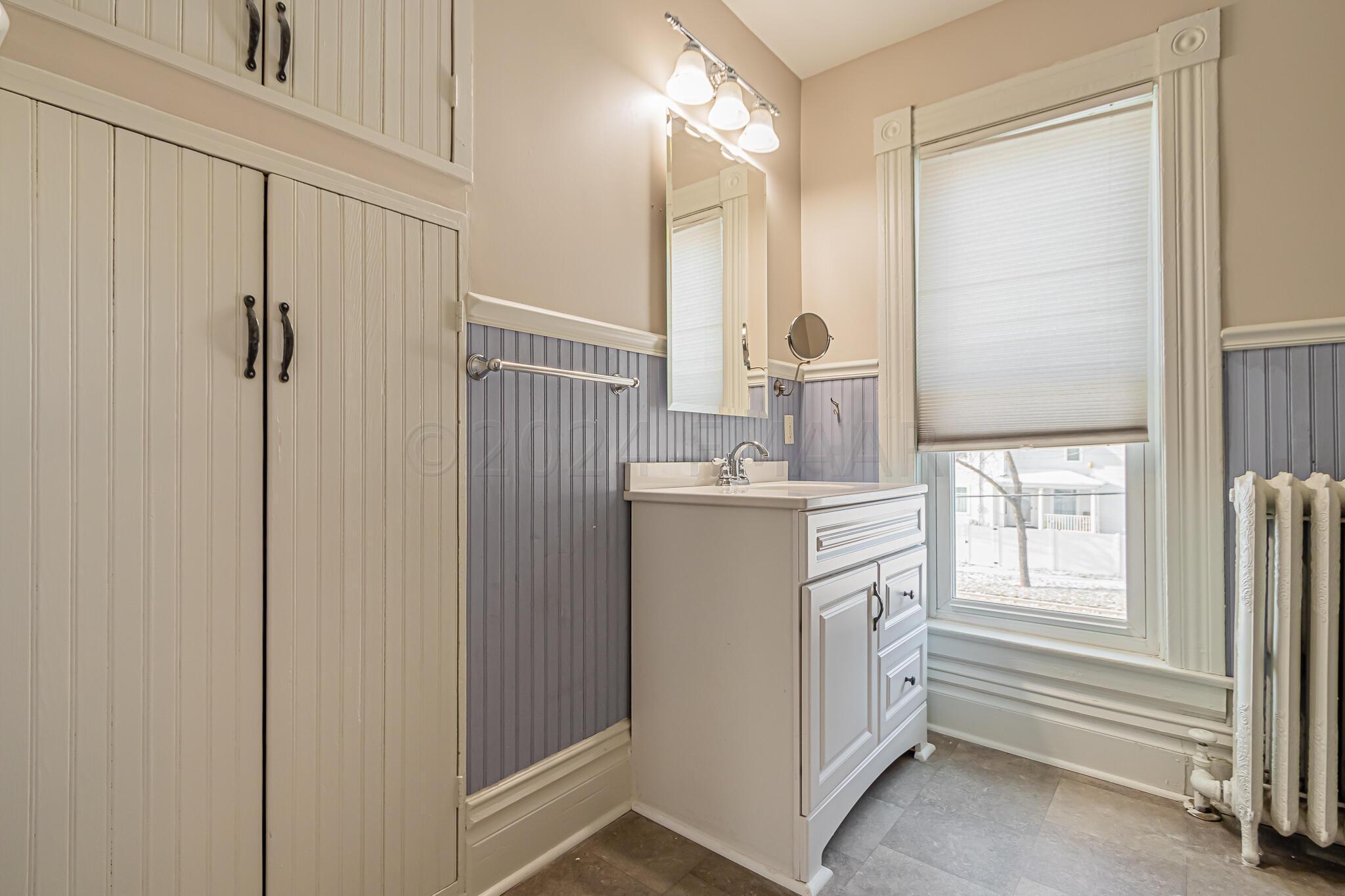 353 Ninth Ave S, Fargo, ND 58103-52