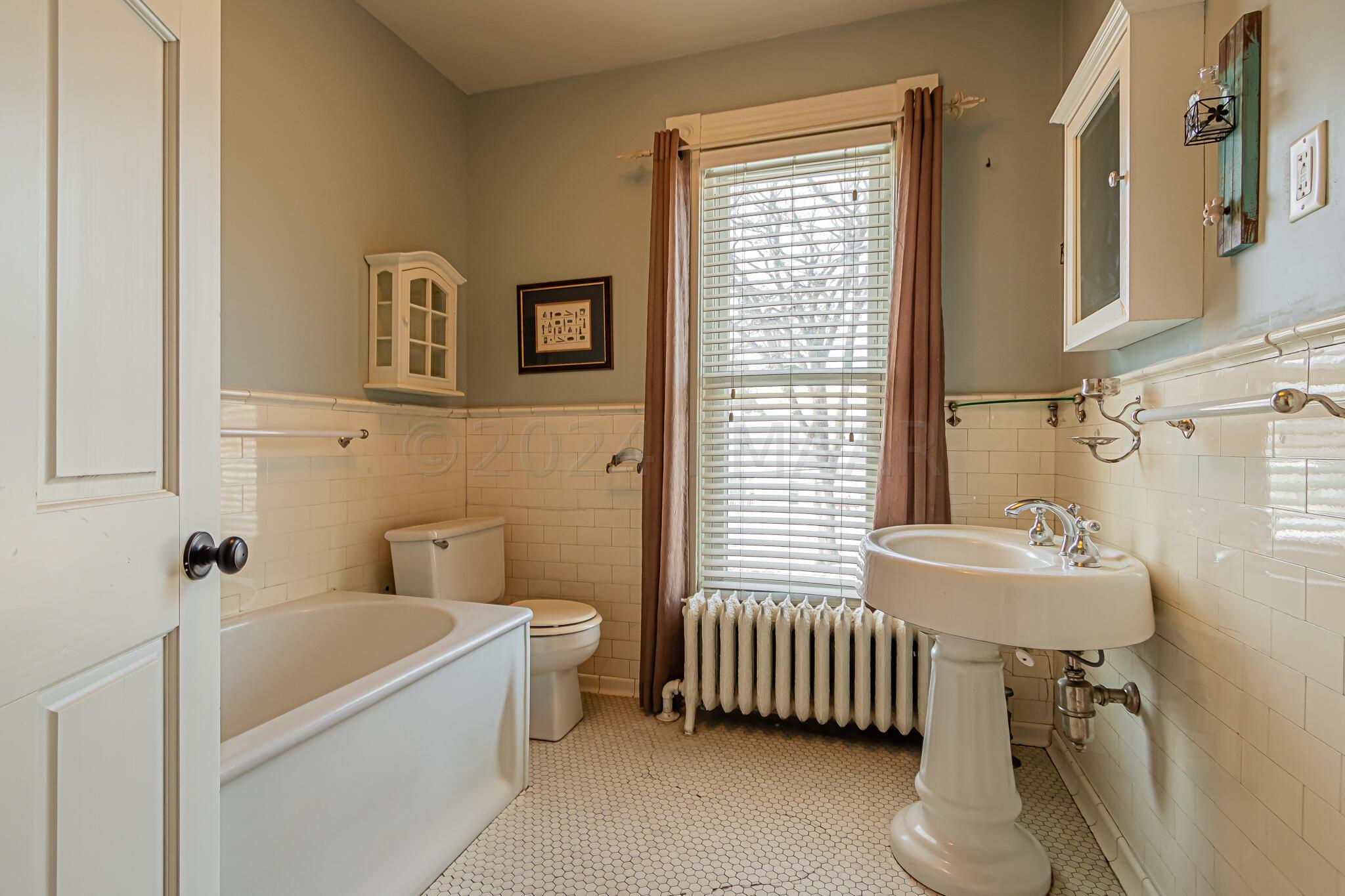 353 Ninth Ave S, Fargo, ND 58103-54