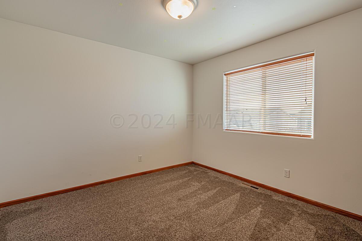 4233 51st St S Fargo, ND-09