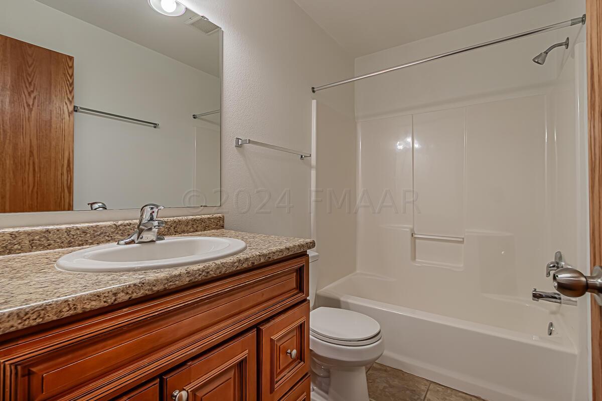 4233 51st St S Fargo, ND-11