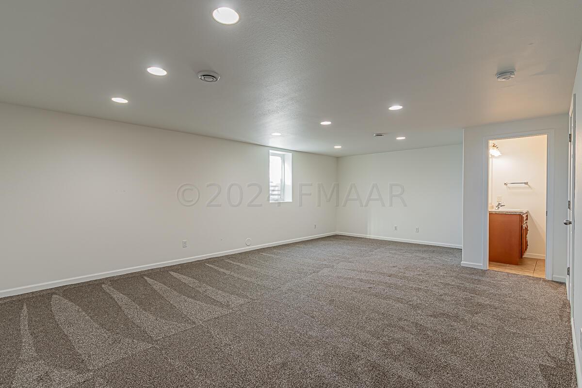 4233 51st St S Fargo, ND-14
