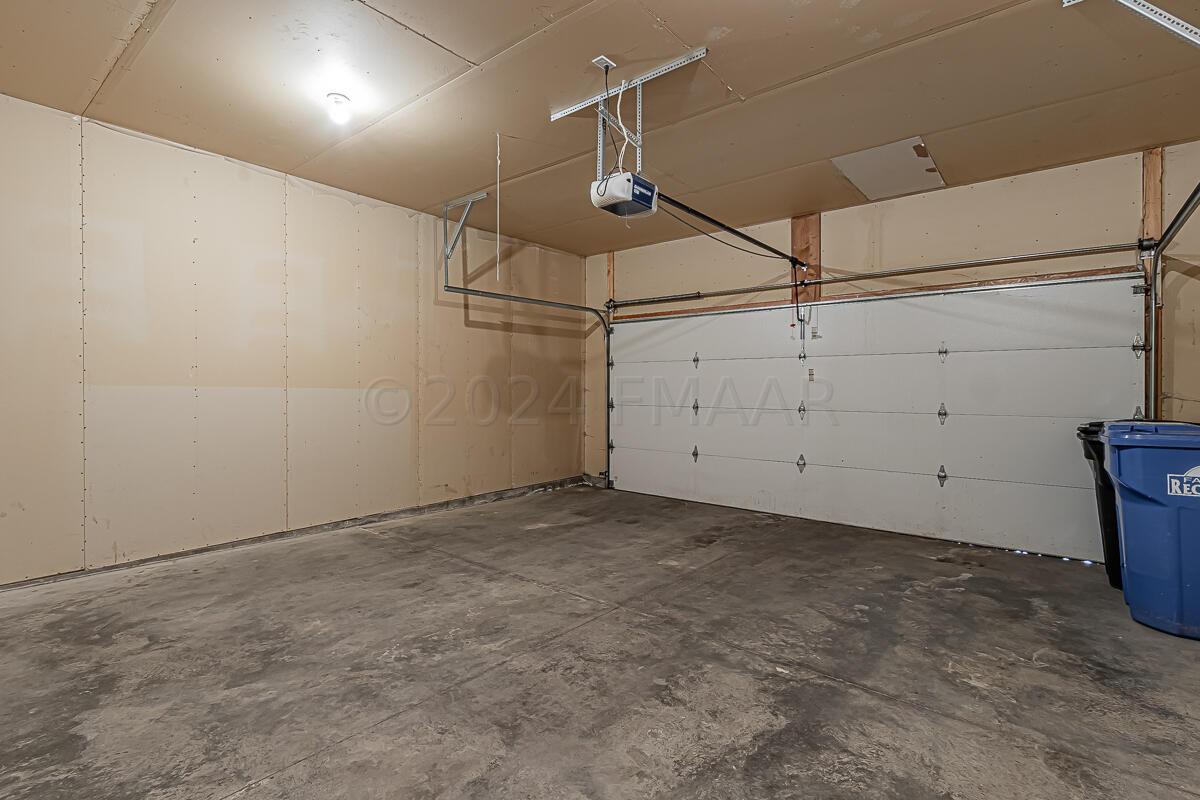 4233 51st St S Fargo, ND-18