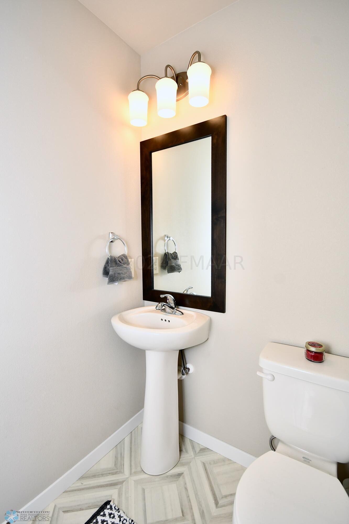 Upper Level 1/2 Bath