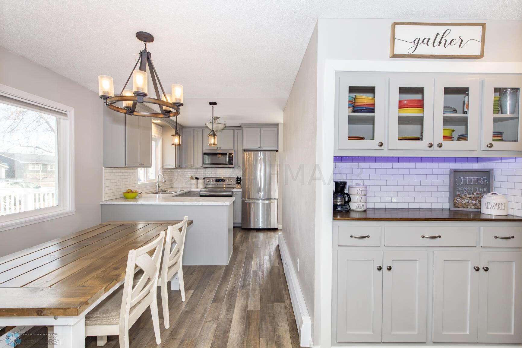 Kitchen/Dining/Hutch