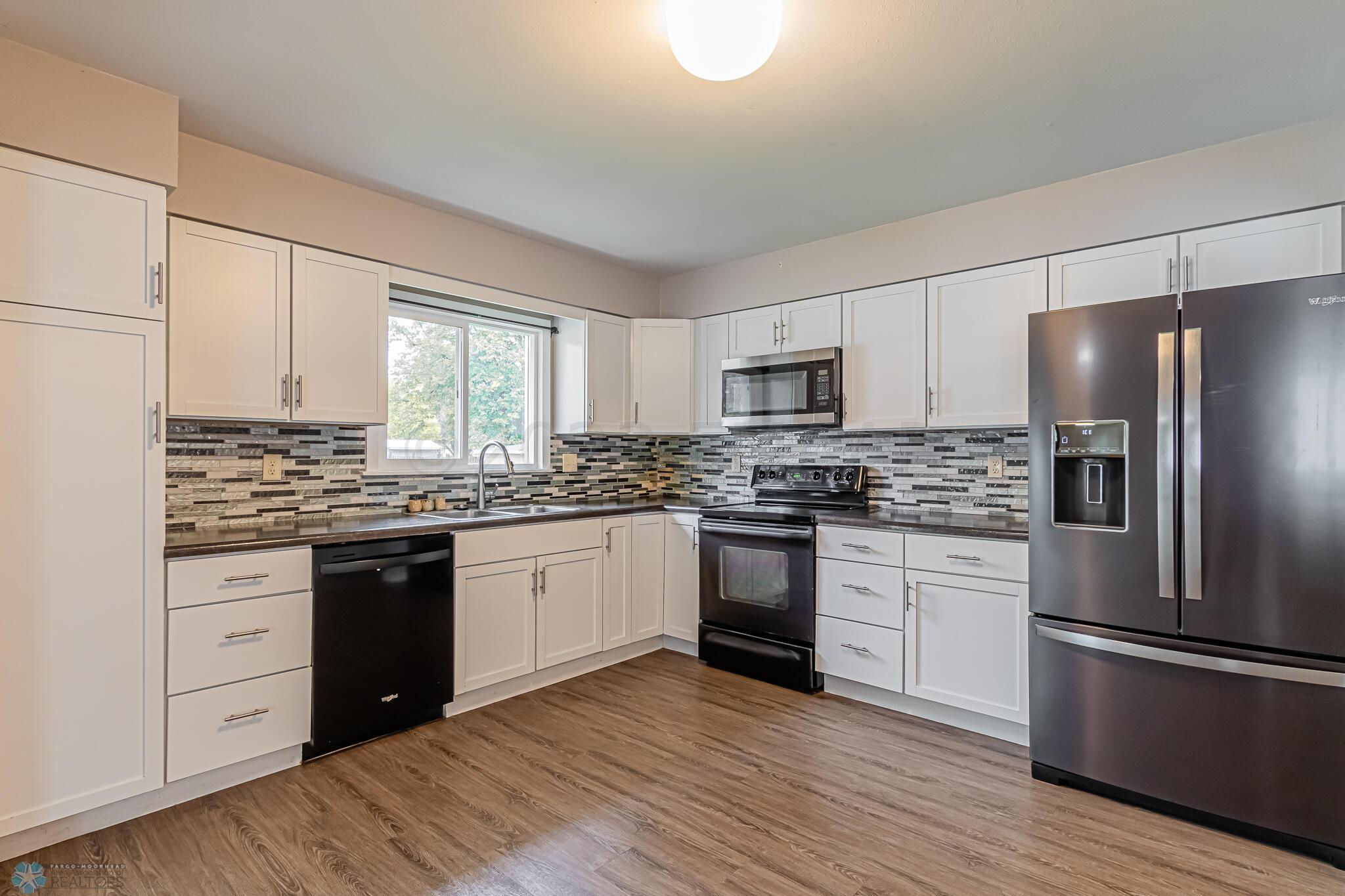213 FOREST Avenue N, Fargo, ND 58102-09
