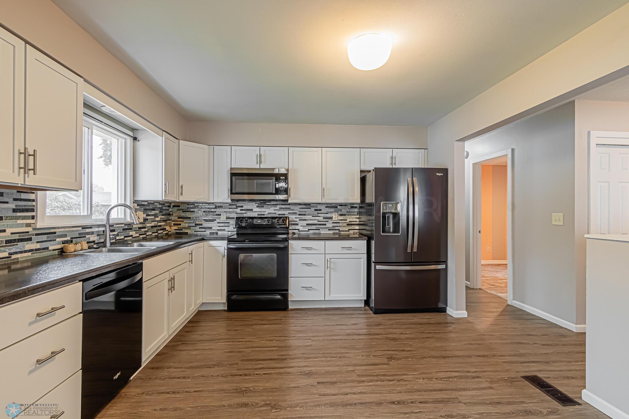 213 FOREST Avenue N, Fargo, ND 58102-06