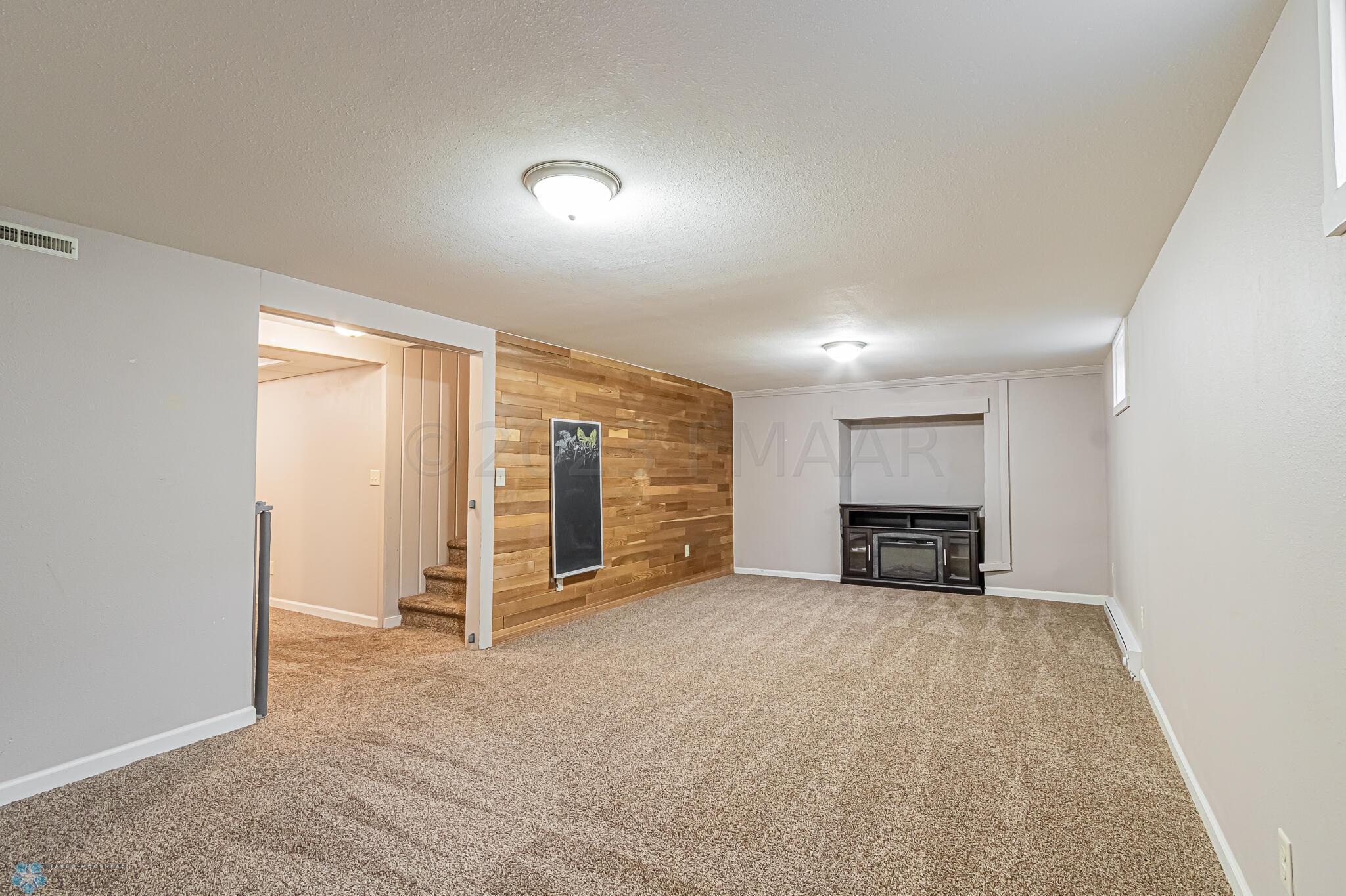 213 FOREST Avenue N, Fargo, ND 58102-24