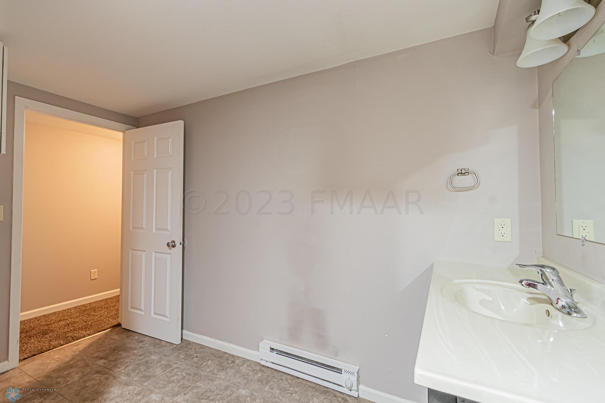 213 FOREST Avenue N, Fargo, ND 58102-34