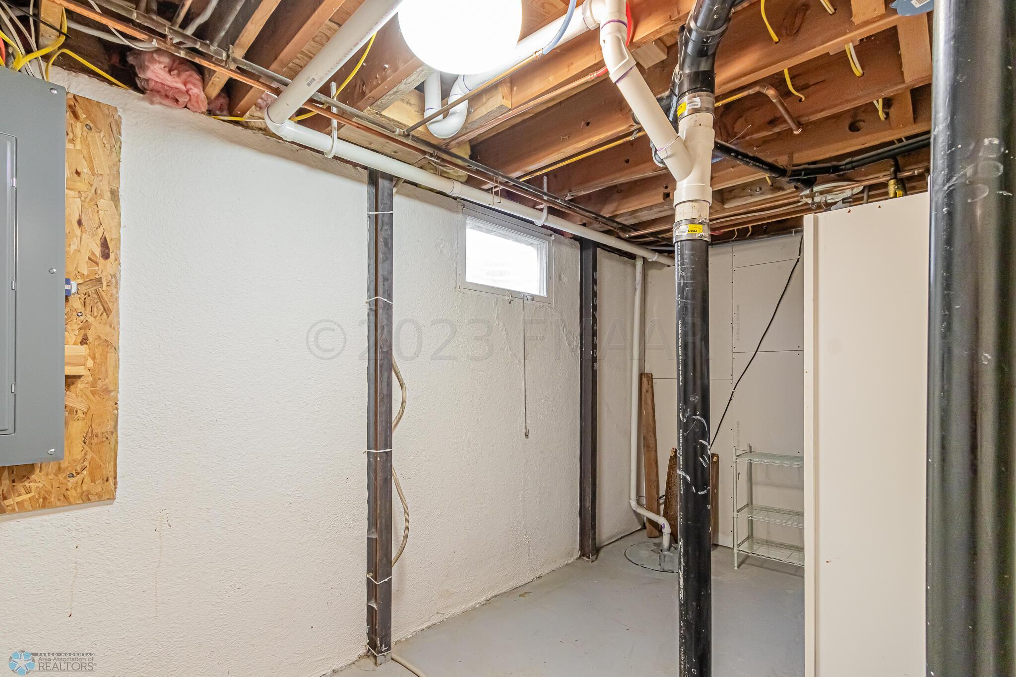 213 FOREST Avenue N, Fargo, ND 58102-27