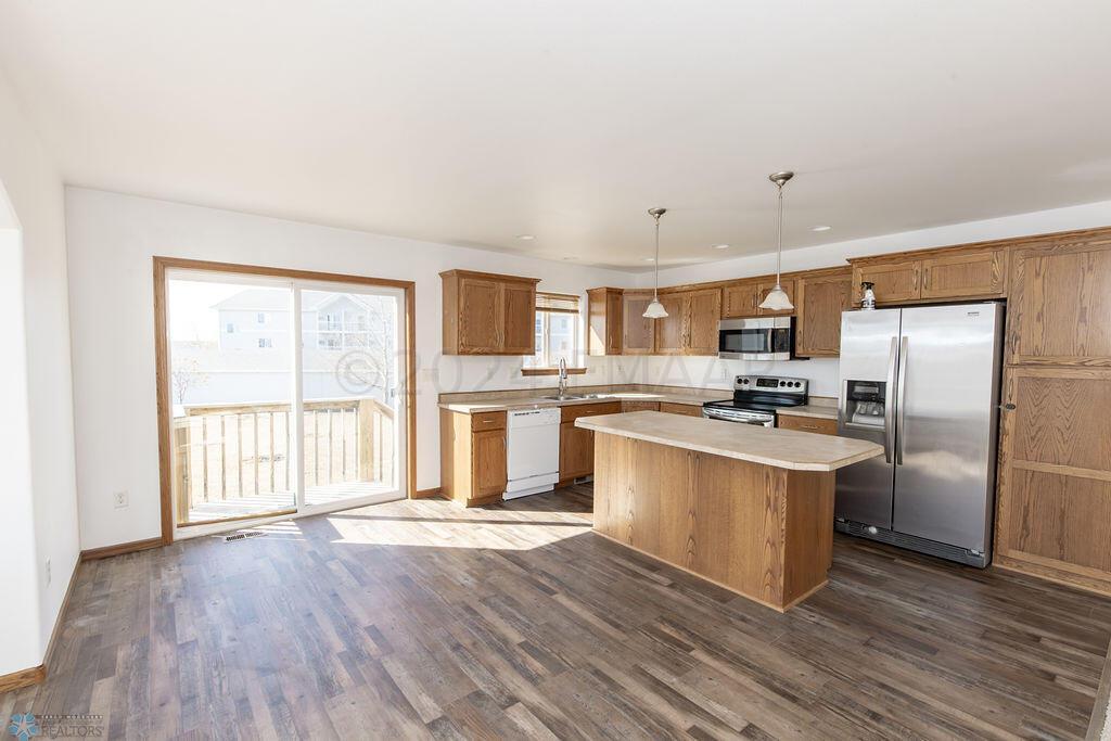 Kitchen & Dining