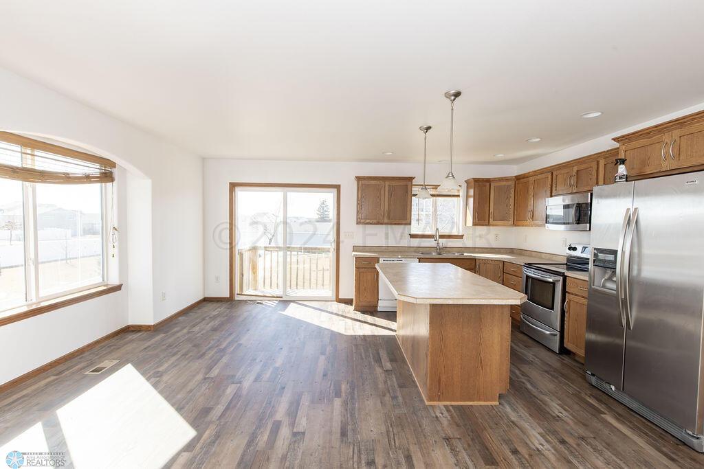Kitchen & Dining