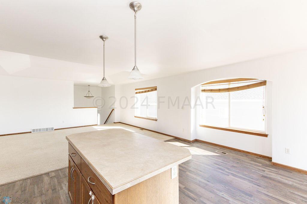 Kitchen & Dining