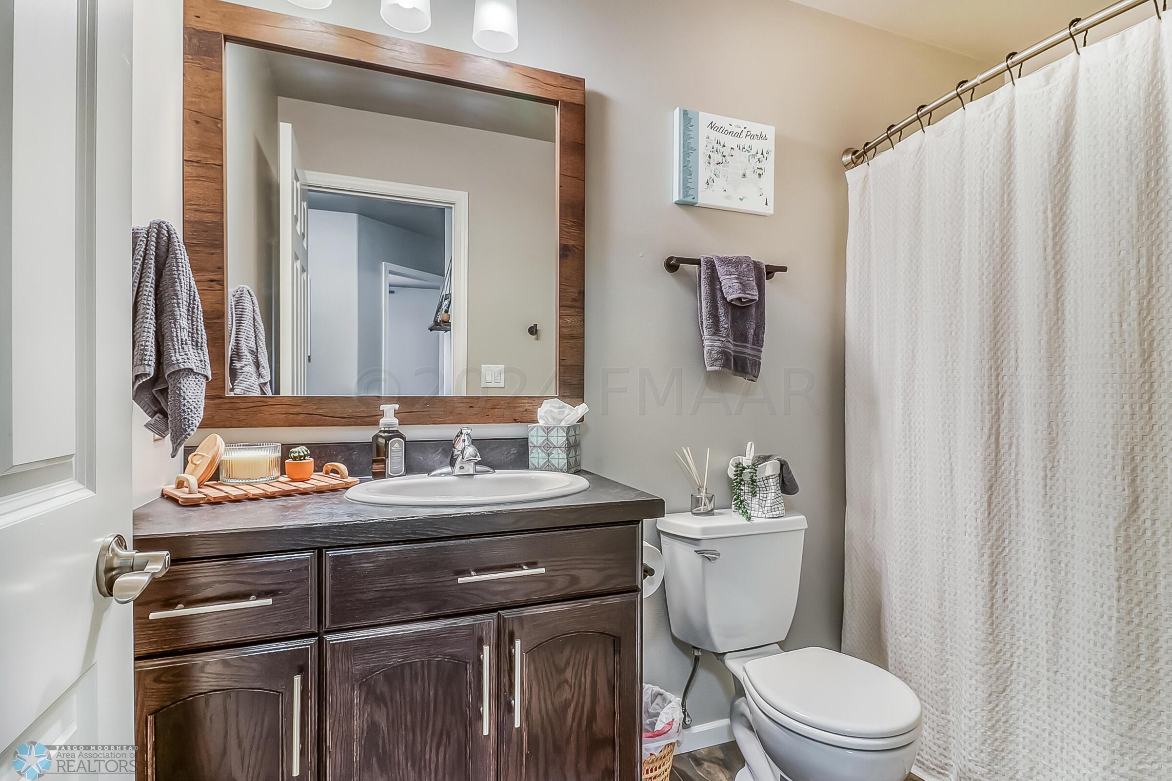 26Upstairs Bathroom1_1