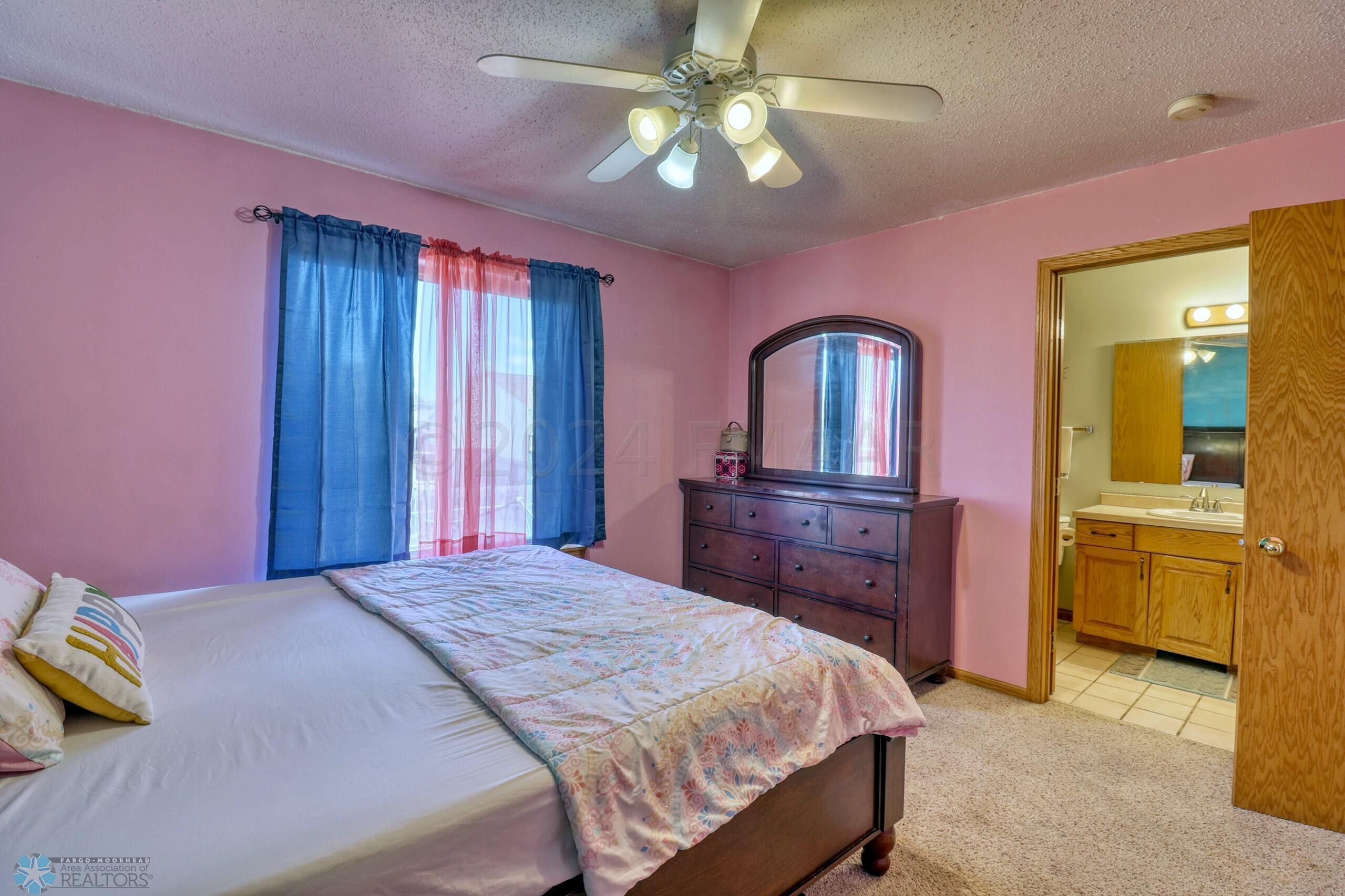 Primary Bedroom1_3