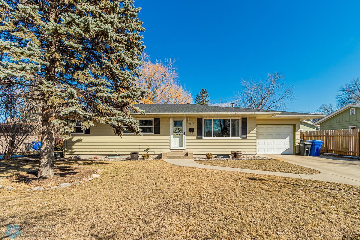 3017 9th St NFargo, ND 58102-33