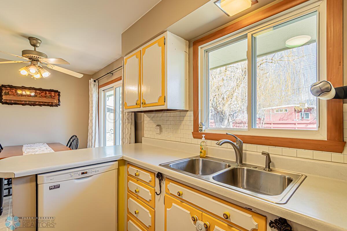 3017 9th St NFargo, ND 58102-07