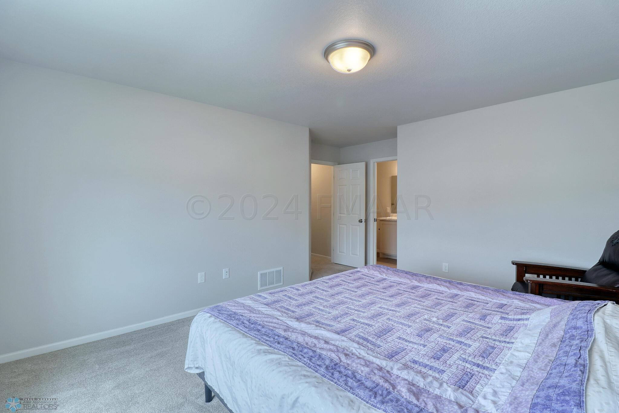 Primary Bedroom1_3