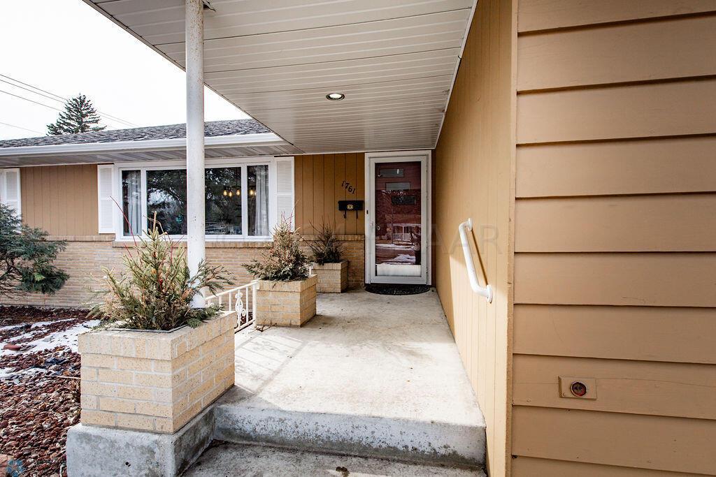 Exterior Front Entry