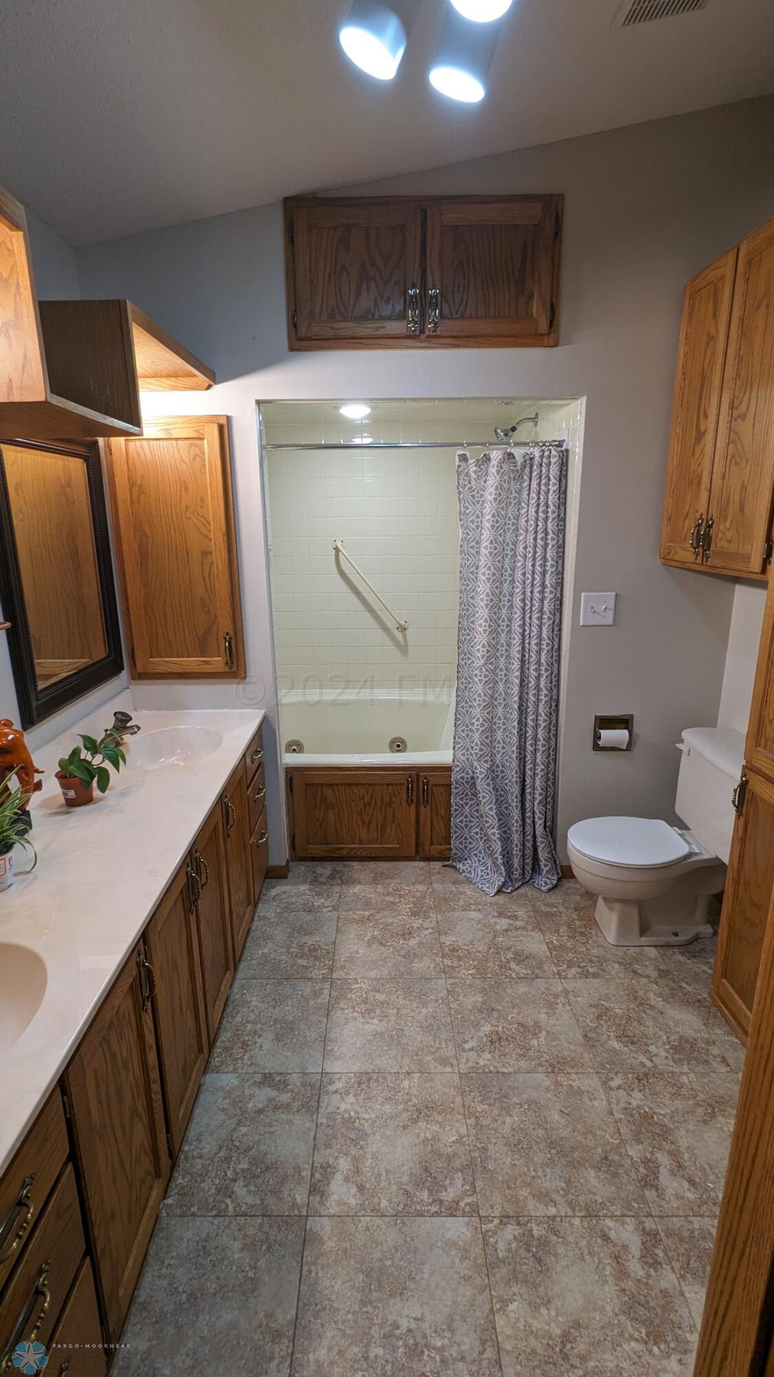 Upper bathroom 2
