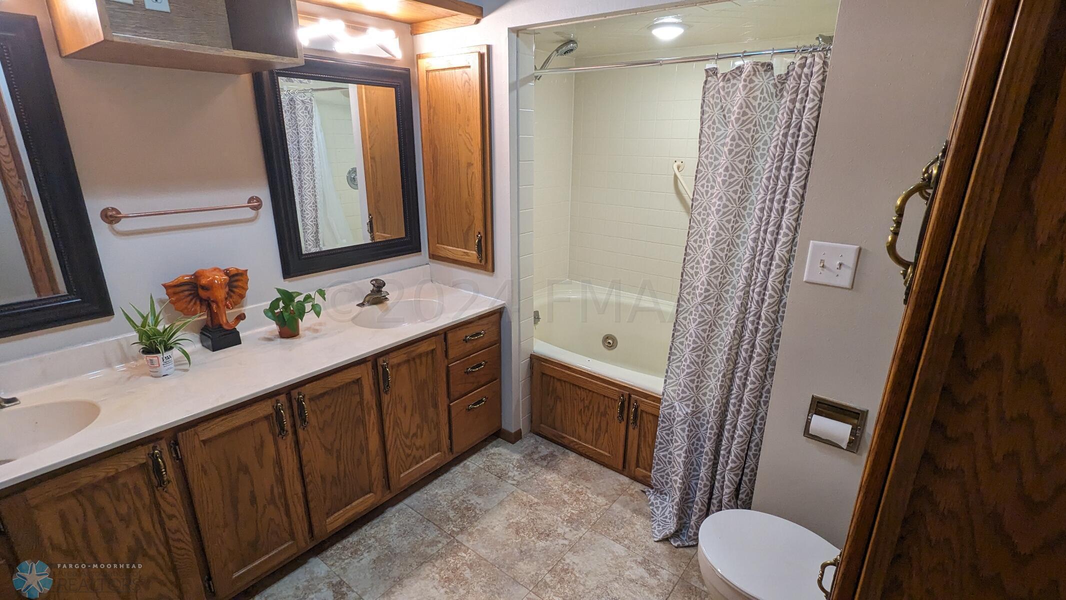 Upper bathroom 3