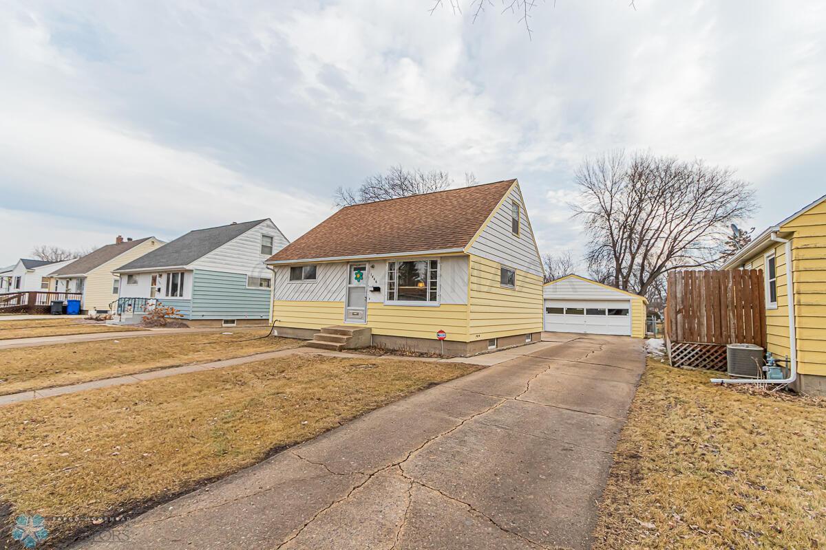 1446 14 1_2 St S, Fargo, ND 58103-34