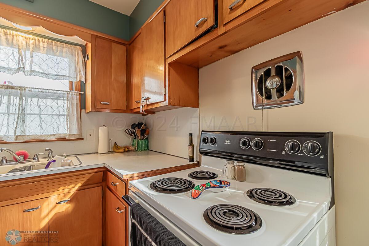 1446 14 1_2 St S, Fargo, ND 58103-15