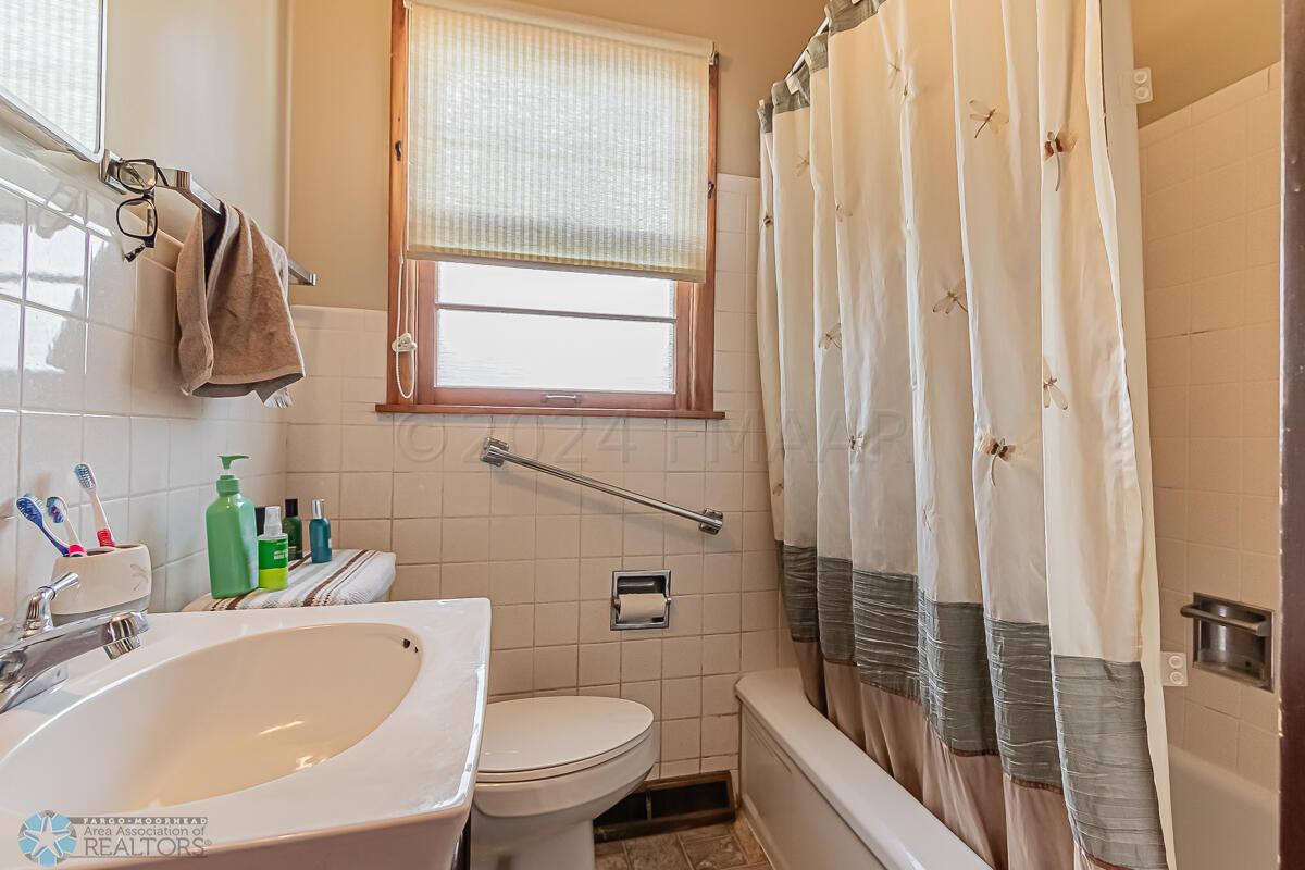 1446 14 1_2 St S, Fargo, ND 58103-12