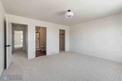 3056 PRAIRIE FARMS Circle S, Fargo, ND 58104