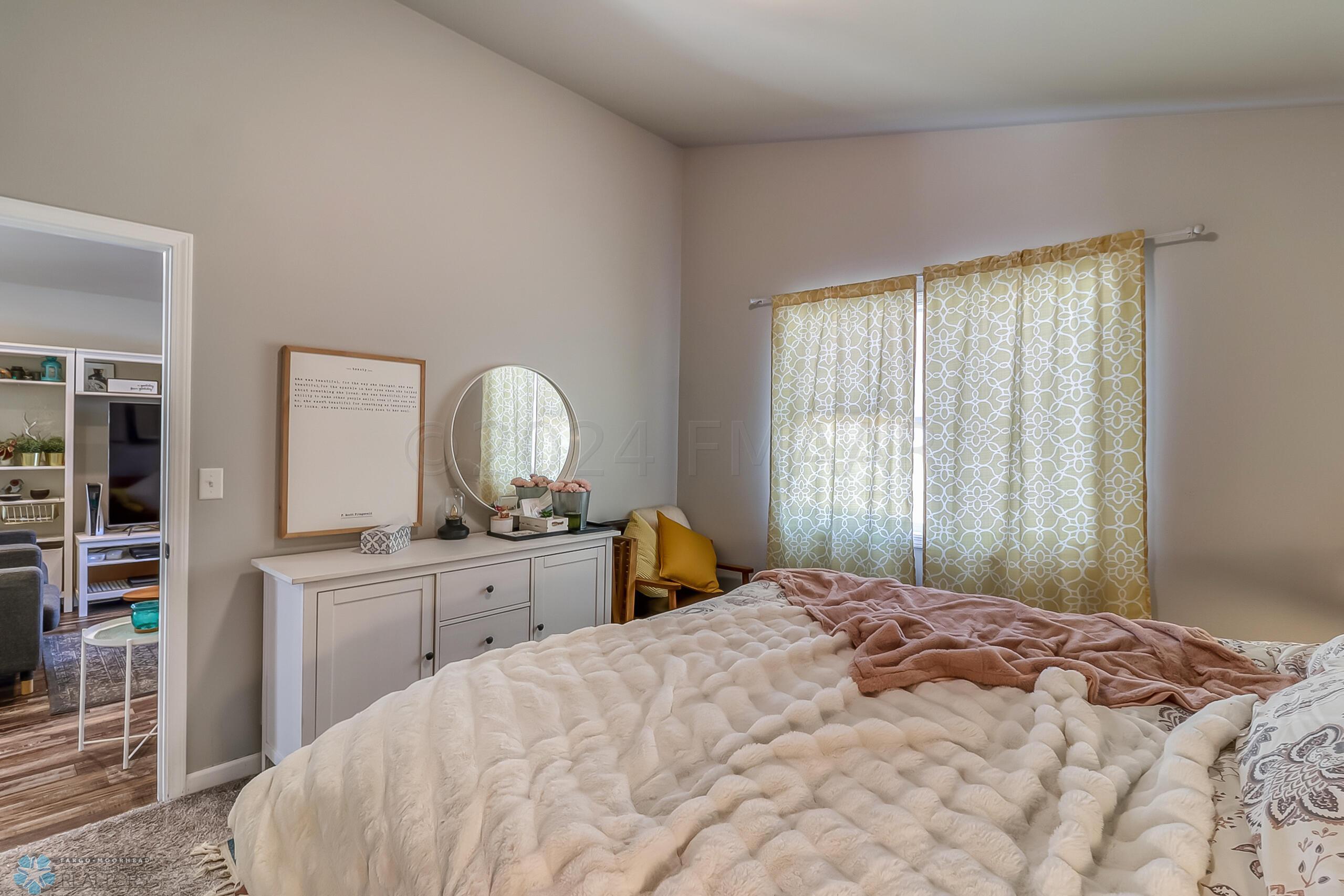 Primary Bedroom1_3