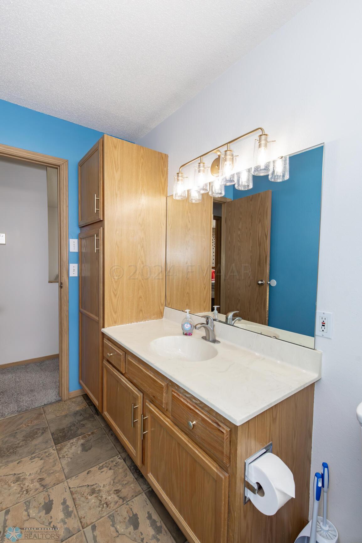 1stBathroomFull3