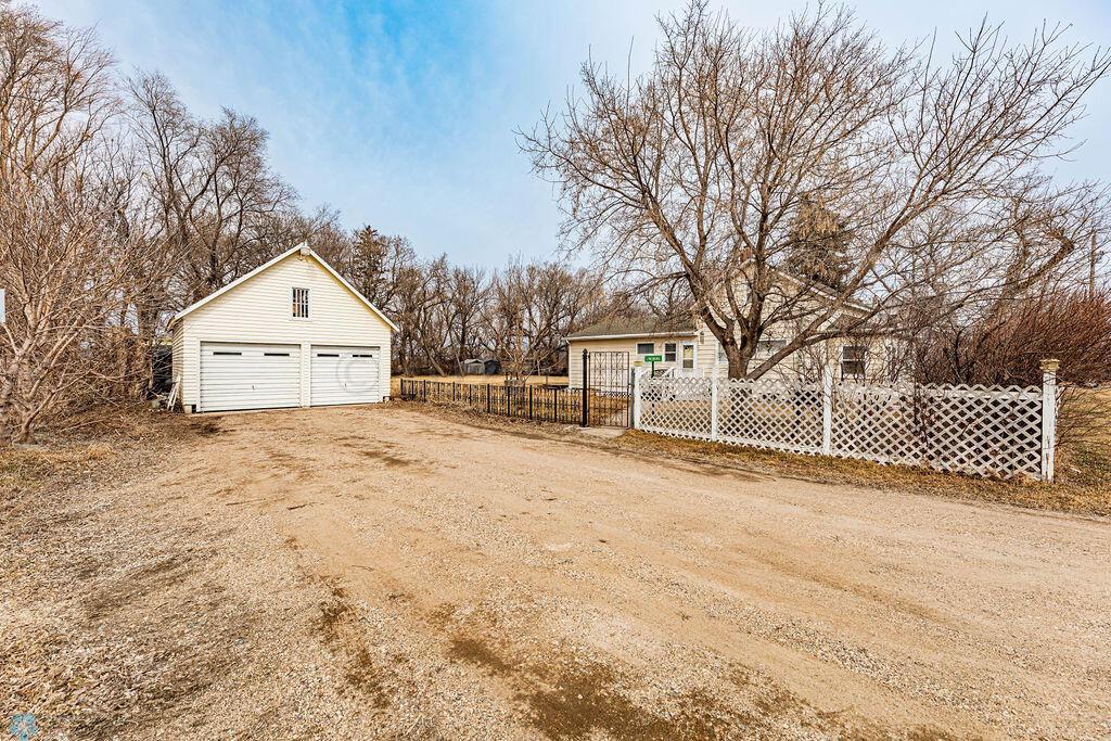 1 Acre w Fenced Yd Outbuildings