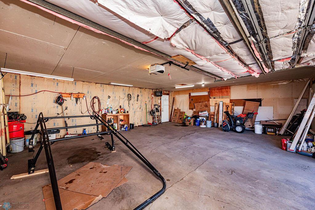 Huge Garage w Heater