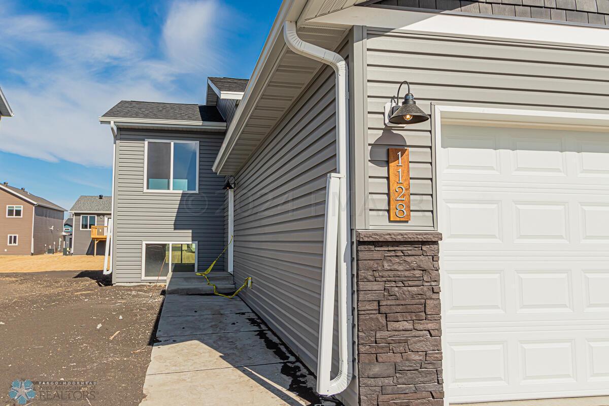 1128 Jill Dr W, West Fargo, ND 58078-27