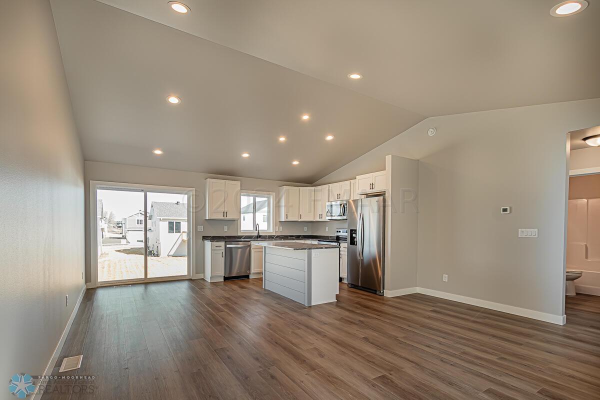 1128 Jill Dr W, West Fargo, ND 58078-03