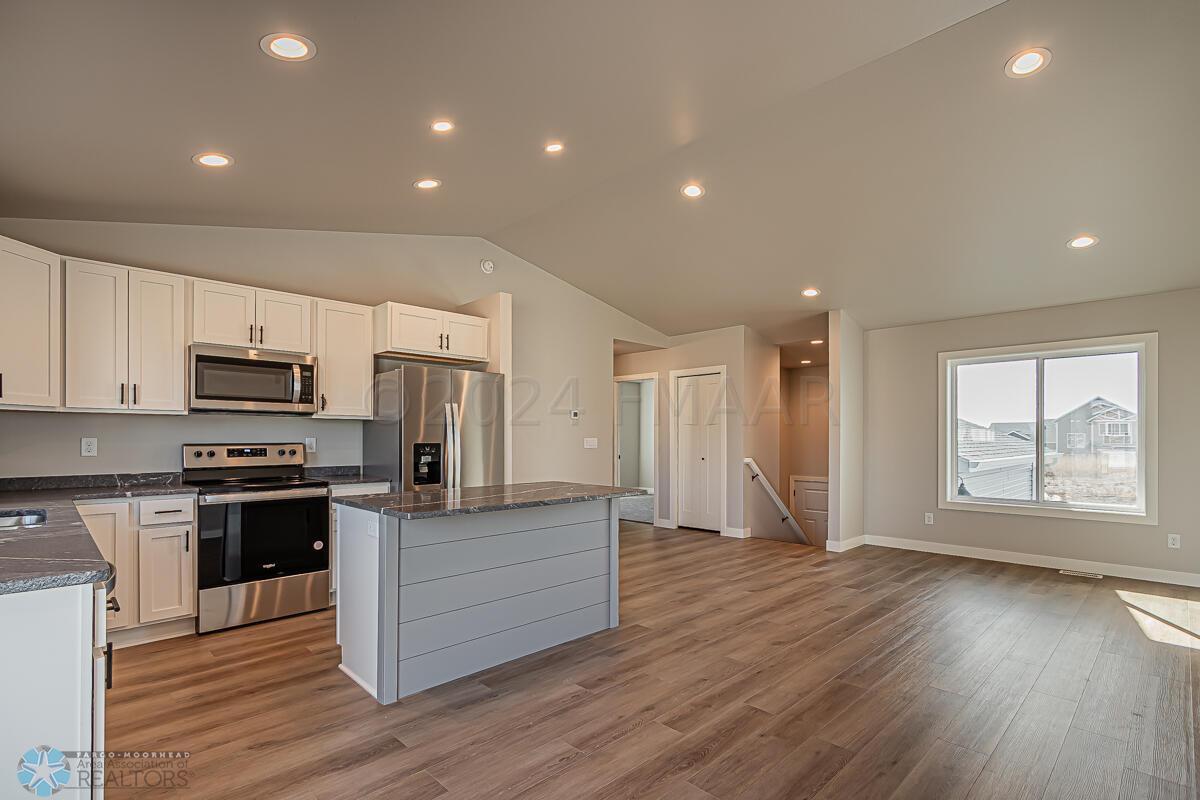 1128 Jill Dr W, West Fargo, ND 58078-04