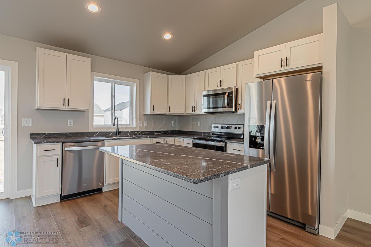 1128 Jill Dr W, West Fargo, ND 58078-06