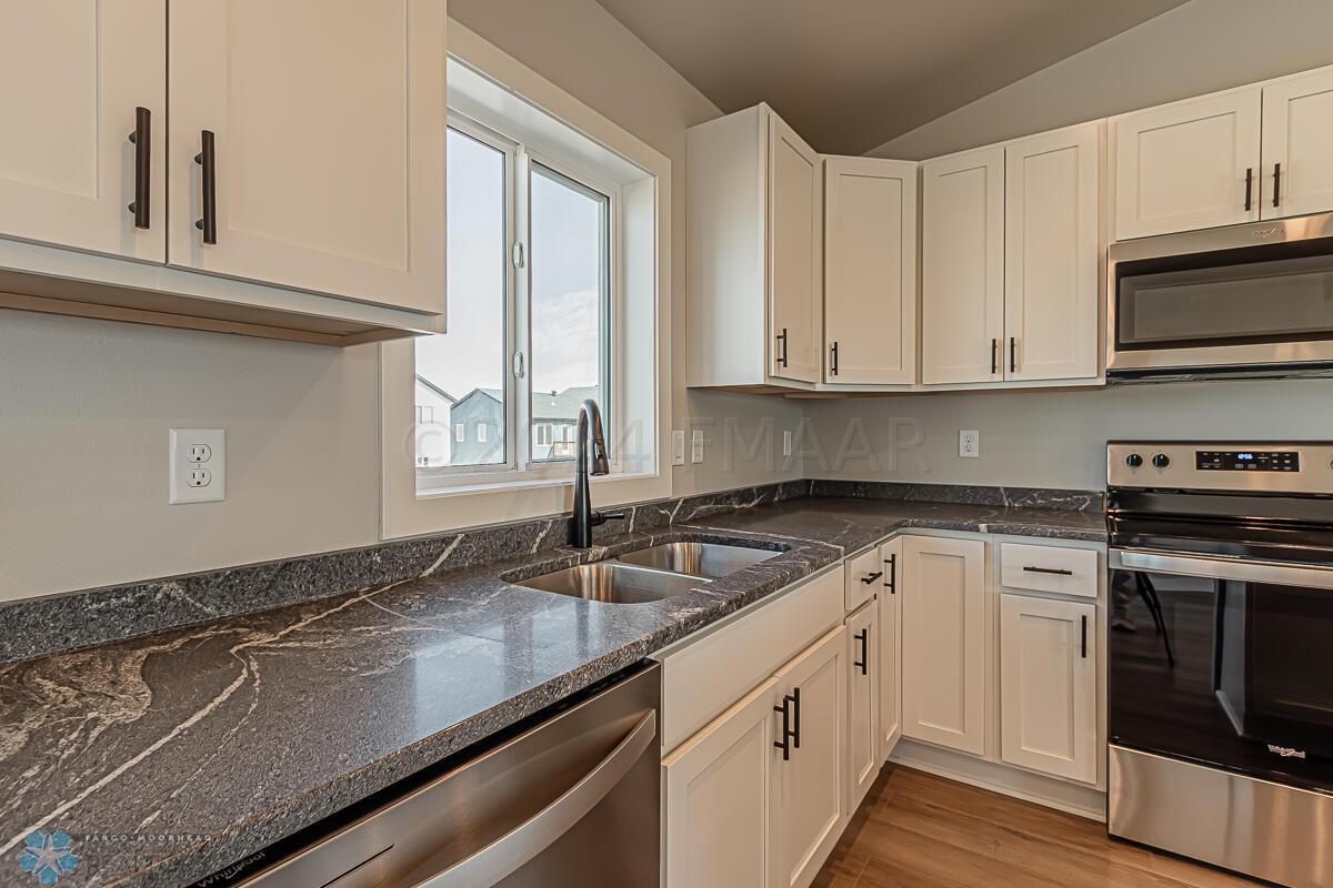 1128 Jill Dr W, West Fargo, ND 58078-07