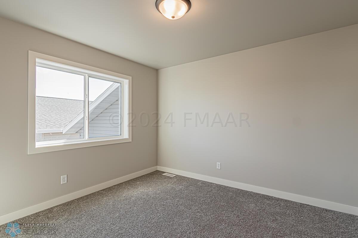 1128 Jill Dr W, West Fargo, ND 58078-10