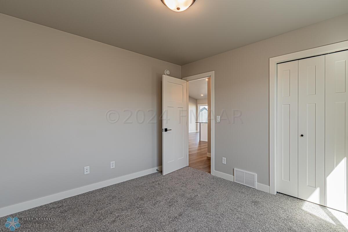 1128 Jill Dr W, West Fargo, ND 58078-11