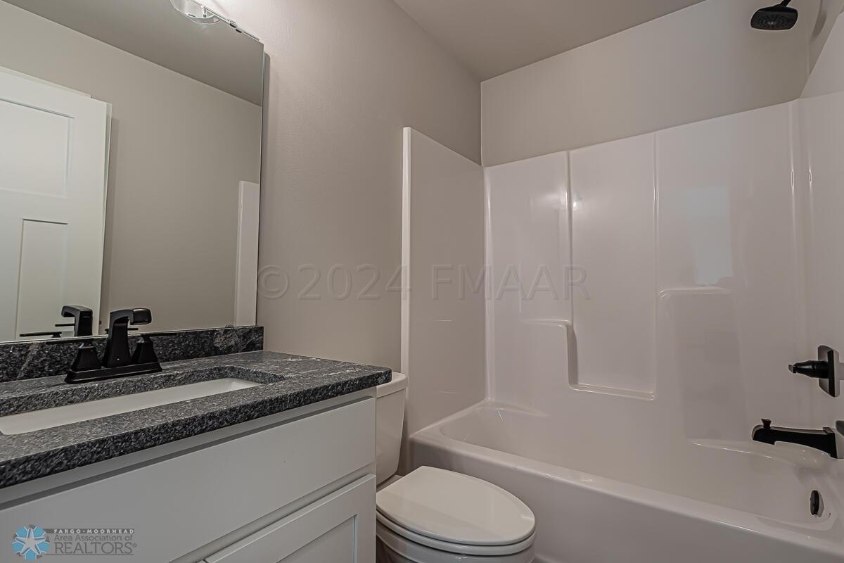 1128 Jill Dr W, West Fargo, ND 58078-14
